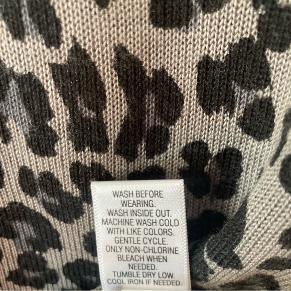 Croft & Barrow Women's Button Lightweight Gray Leopard Animal Print Cardigan XS - Picture 4 of 9